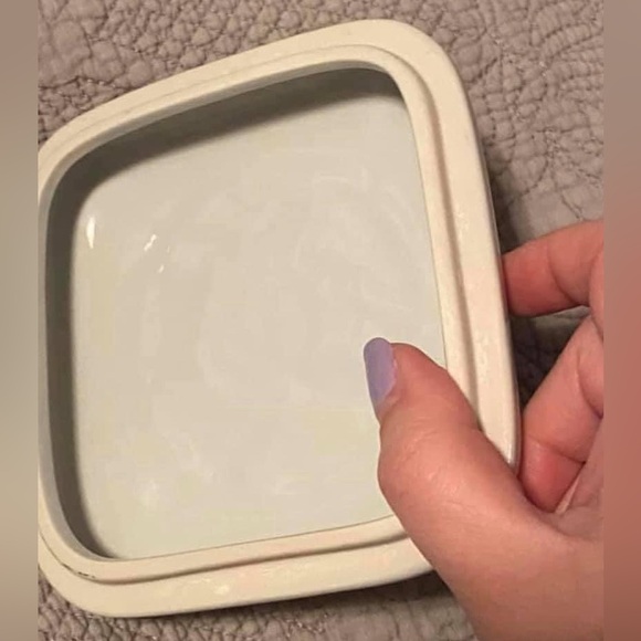 Tiffany & Co ceramic trinket box.  Vintage - dated 1979. Beautiful etched design - Picture 5 of 10